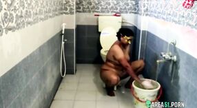 大きなお尻のあるインドのおばさんは、隠されたカメラで大変なセックスの後にお風呂に入る 1 分 10 秒