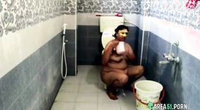 大きなお尻のあるインドのおばさんは、隠されたカメラで大変なセックスの後にお風呂に入る 4 分 30 秒