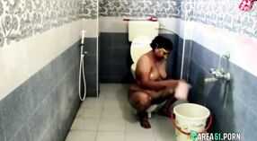 Indiase tante met een grote kont krijgt een bad na ruwe seks op Verborgen camera 5 min 20 sec