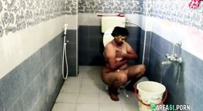 大きなお尻のあるインドのおばさんは、隠されたカメラで大変なセックスの後にお風呂に入る 6 分 10 秒