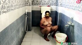 Indiase tante met een grote kont krijgt een bad na ruwe seks op Verborgen camera 7 min 00 sec