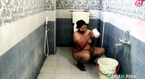 大きなお尻のあるインドのおばさんは、隠されたカメラで大変なセックスの後にお風呂に入る 7 分 50 秒