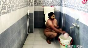大きなお尻のあるインドのおばさんは、隠されたカメラで大変なセックスの後にお風呂に入る 8 分 40 秒