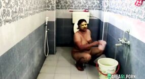 印度阿姨和大屁股在隐藏的相机上大放异彩后洗澡 9 敏 30 sec