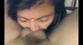 Indiase buurman krijgt haar kutje likte en fingered op Verborgen camera 5 min 20 sec