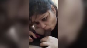 Busty Desi dziwka daje jej pierwszej osoby Sex oralny szczęśliwy instruktor jogi 3 / min 40 sec