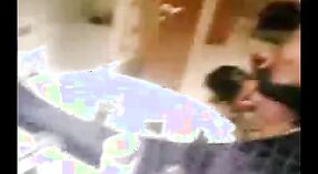 অপেশাদার ভারতীয় দম্পতি বাষ্পীয় ভিডিওতে মৌখিক আনন্দ অনুসন্ধান করে 2 মিন 20 সেকেন্ড