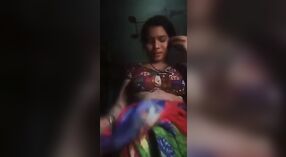 हौशी एक्सएक्सएक्स अभिनेत्री तिचे नग्न शरीर दाखवते आणि कॅमेर्‍यासाठी हस्तमैथुन करते 0 मिन 0 सेकंद