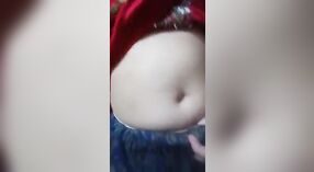 Une femme pakistanaise devient excitée et montre ses seins ronds et ses gros tétons en selfie 0 minute 0 sec