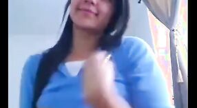 Indiano collegio studente Alisha prende fingered e scopata in softcore video 1 min 00 sec