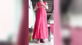 Sexy Desi bhabhi strisce giù per rivelare lei peloso micio in questo MMS video 2 min 10 sec