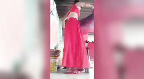 Sexy Desi bhabhi strisce giù per rivelare lei peloso micio in questo MMS video 2 min 30 sec