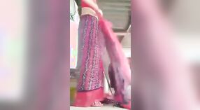 Sexy Desi bhabhi strisce giù per rivelare lei peloso micio in questo MMS video 2 min 50 sec