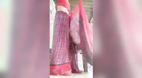 Sexy Desi bhabhi strisce giù per rivelare lei peloso micio in questo MMS video 3 min 00 sec
