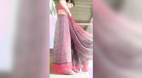 Sexy Desi bhabhi strisce giù per rivelare lei peloso micio in questo MMS video 3 min 10 sec