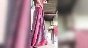 Sexy Desi bhabhi strisce giù per rivelare lei peloso micio in questo MMS video 3 min 20 sec