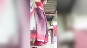 Sexy Desi bhabhi strisce giù per rivelare lei peloso micio in questo MMS video 3 min 30 sec