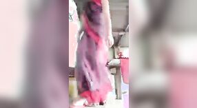 Sexy Desi bhabhi strisce giù per rivelare lei peloso micio in questo MMS video 3 min 40 sec
