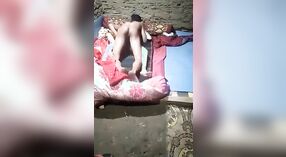 Mujer india es golpeada por un compañero XXX de Cachemira en un video desi mms 2 mín. 20 sec