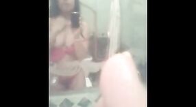 인도 여자 친구의 손가락이 그녀의 여자친구에 라이브 카메라 1 최소 40 초