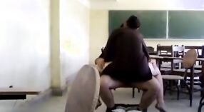 Desi学生在丑闻的MMS视频中引诱她的老师成绩更好 8 敏 40 sec