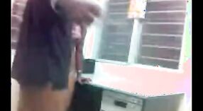 Une vidéo de sexe indienne présente des relations sexuelles hardcore au bureau avec une jeune fille informatique 6 minute 00 sec