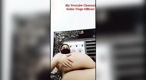 주문형 하드 코어 비디오의 데시 포르노 모델을 과시하는 그녀의 통통한 엉덩이 4 최소 20 초