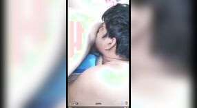 Peituda Indiana Bhabhi obtém seu bichano lambido em MMC vídeo 0 minuto 50 SEC