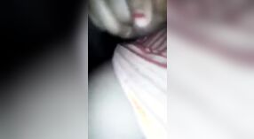 Bangla dea del sesso gode di piacere anale con un grosso cazzo in questo video MMC 1 min 20 sec