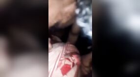 Bangla dea del sesso gode di piacere anale con un grosso cazzo in questo video MMC 1 min 40 sec