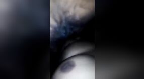 Bangla dea del sesso gode di piacere anale con un grosso cazzo in questo video MMC 2 min 20 sec
