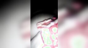 Bangla dea del sesso gode di piacere anale con un grosso cazzo in questo video MMC 2 min 30 sec