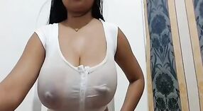 Индийская красотка с большими сиськами наслаждается сексом по веб-камере со своим парнем 22 минута 00 сек