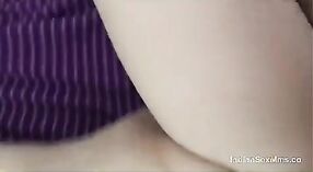 아줌마 인도 켓키의 목구멍 깊숙이 기술은 이 하드 코어 비디오에서 전체 디스플레이에 있습니다! 3 최소 40 초