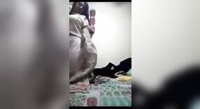 Une Indienne aux gros seins se déshabille dans une vidéo porno en ligne 0 minute 0 sec