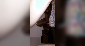 Bengali meid gets ondeugend met haar landlord in MMS video 4 min 00 sec