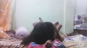 Bhabhi indio engaña a un estudiante universitario con una puta real en cámara oculta 3 mín. 30 sec