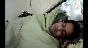 Bhabhi India turun dan kotor dengan pacar kuliahnya dalam video buatan sendiri 18 min 20 sec