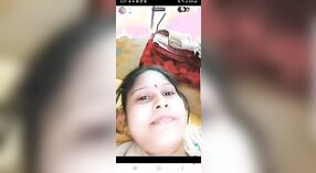 Große Brüste und großer Arsch indisches Mädchen in dampfender webcam-session 3 min 00 s