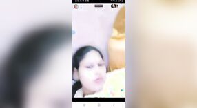 Große Brüste und großer Arsch indisches Mädchen in dampfender webcam-session 4 min 20 s