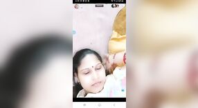 Große Brüste und großer Arsch indisches Mädchen in dampfender webcam-session 4 min 40 s
