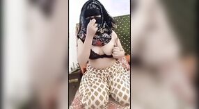 Desi blonde mendapatkan perbaikan analnya dengan mentimun besar dalam video beruap ini 0 min 0 sec