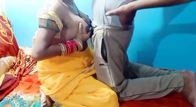 Tiener Desi Bhabhi likt en neukt haar petite Indiase peper voor missionaris positie 3 min 40 sec