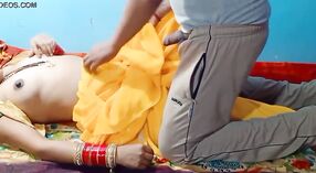Teen Desi Bhabhi lambe e fode sua pequena pimenta indiana antes da posição de missionário 5 minuto 20 SEC