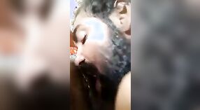 Indiase meisje gets ondeugend met haar mond en poesje in deze stomende video 3 min 20 sec