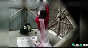 Une vidéo Desi XXX mms capture un neveu et une tante ayant des relations sexuelles dans une maison abandonnée 1 minute 00 sec