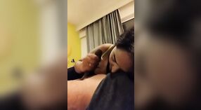 Desi bhabhi dostaje jej usta wypełnione spermą od jej pasywnego kochanka w tym oralnym seksie wideo 5 / min 50 sec