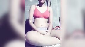 Dewi seks Bangla memamerkan tubuh telanjangnya yang menakjubkan 0 min 40 sec