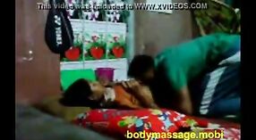 Couple missionnaire indien aime le sexe passionné avec une jeune fille 1 minute 40 sec