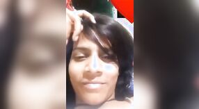 Das indische Mädchen Desi zeigt ihre Brüste und spielt in einem dampfenden Videoanruf mit ihren Brustwarzen 0 min 0 s